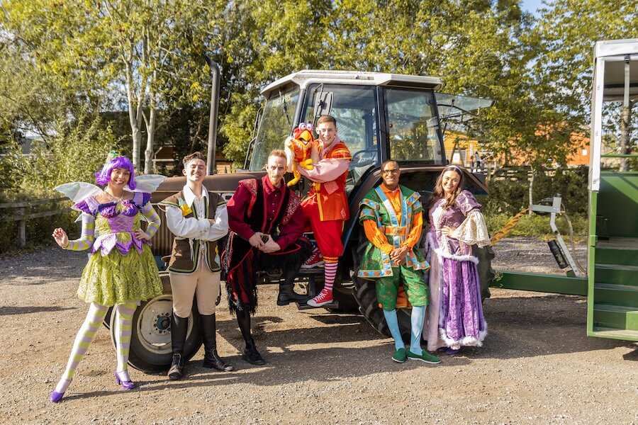 M25A1299-2 Jack and the Beanstalk cast have ‘GIANT’ fun at Roves Farm